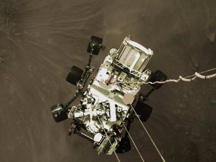Nasa के रोवर ने मंगल की पहली रंगीन तस्वीर व एक सेल्फी भी भेजी