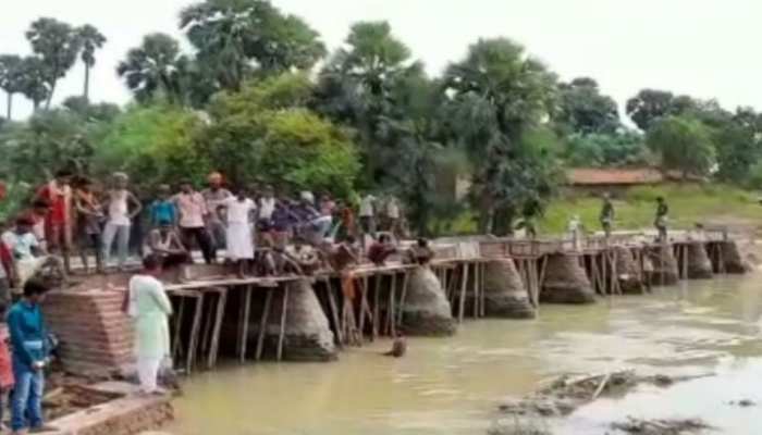 Bihar : गया के ग्रामीणों ने श्रमदान, चंदा इकट्ठा कर बना दी पुलिया