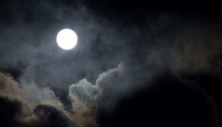 शरद पूर्णिमा 2018 : यहां जानें क्या है सही तिथी और क्यों चंद्रमा की रोशनी में रखकर खाई जाती है खीर