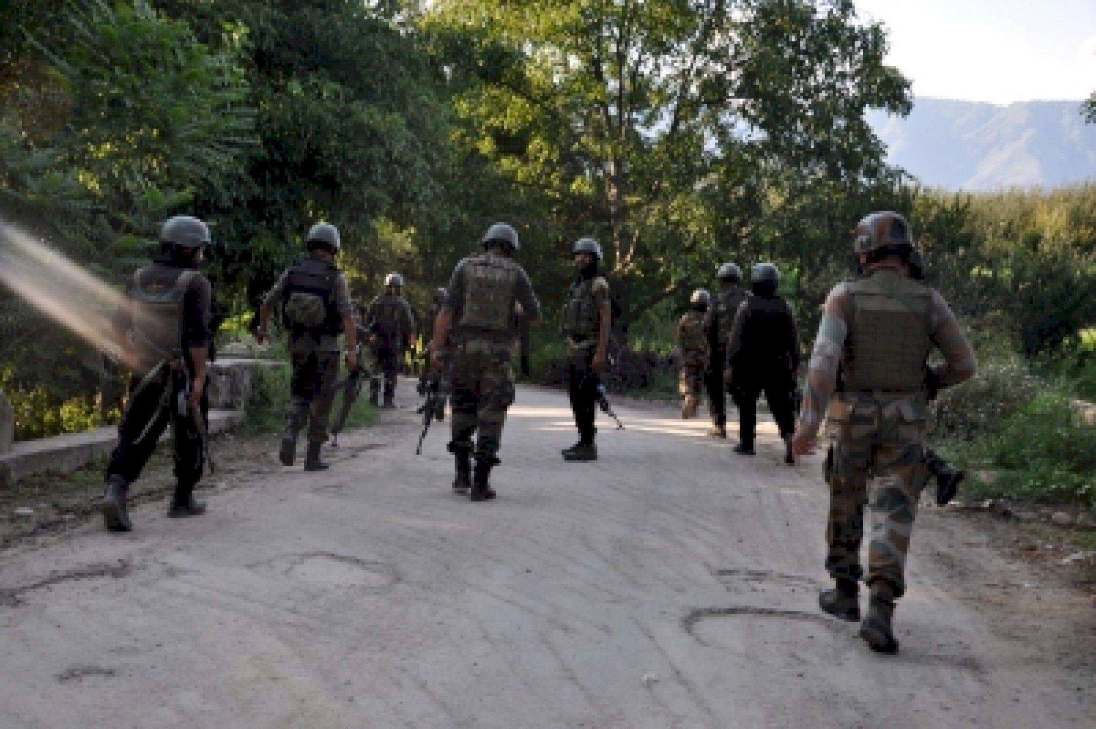 Assam-Mizoram border पर तैनात किए जा रहे केंद्रीय अर्धसैनिक बल के जवान