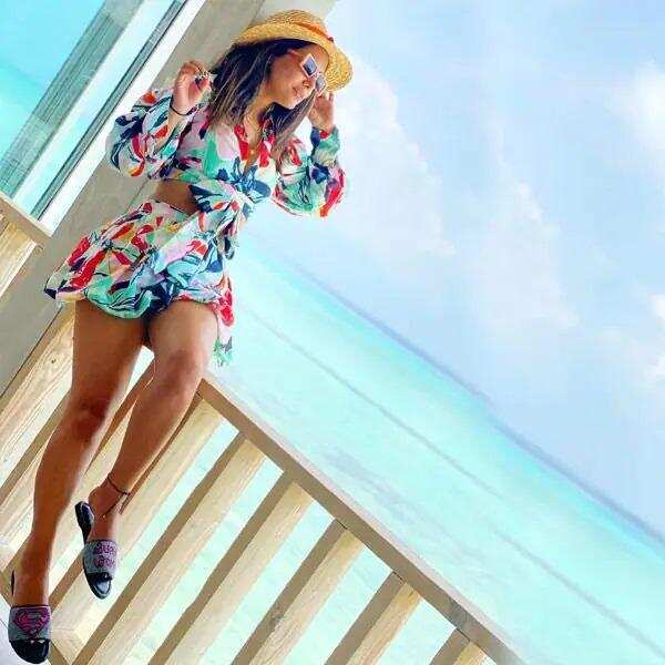 Hina Khan: मालदीव में वेकेशन मना रहीं हिना खान, सामने आई तस्वीरें