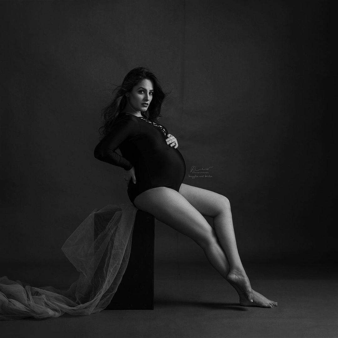 ANITA HASSANANDANI बेबी बंप के साथ करवाया बोल्ड फोटोशूट