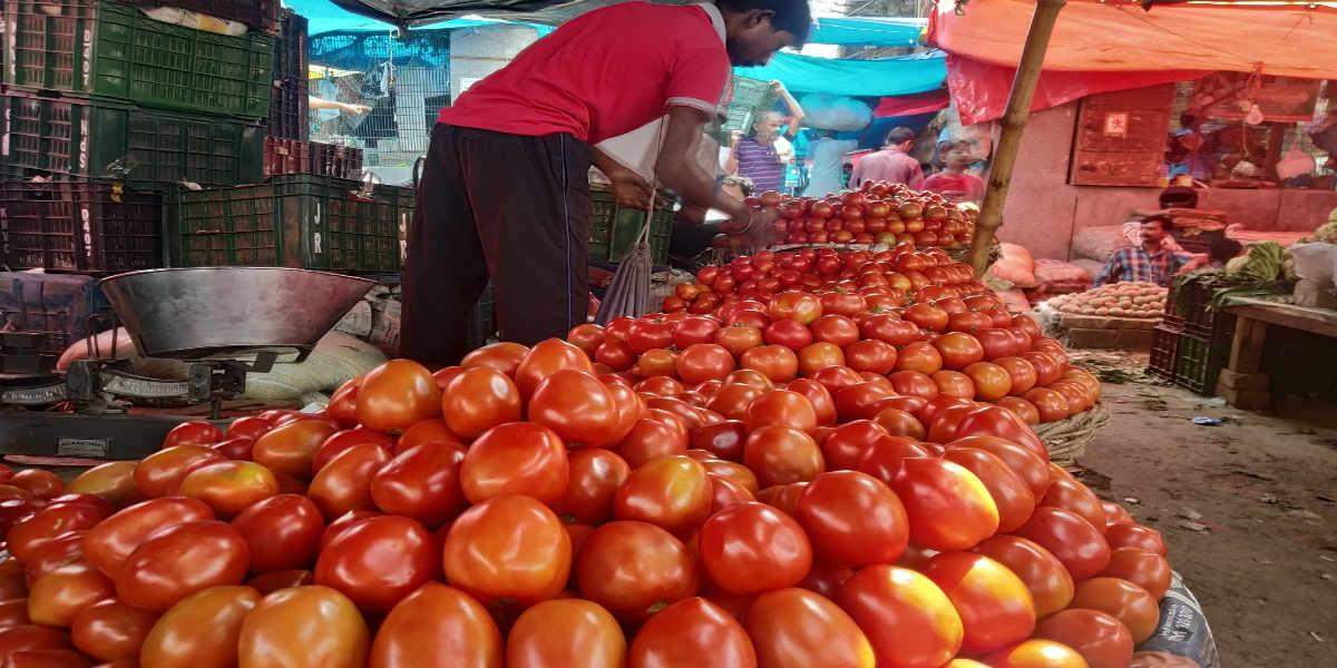 महंगे हुए potato and tomato की दिल्ली सरकार ने की समीक्षा