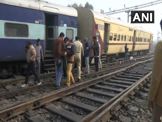 Amritsar-Jayanagar Express  के दो डिब्बे लखनऊ में पटरी से उतरे