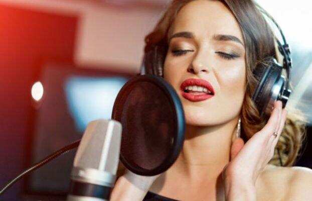 गायक हेडफोन क्यों पहनते हैं? क्या आप जानते हैं