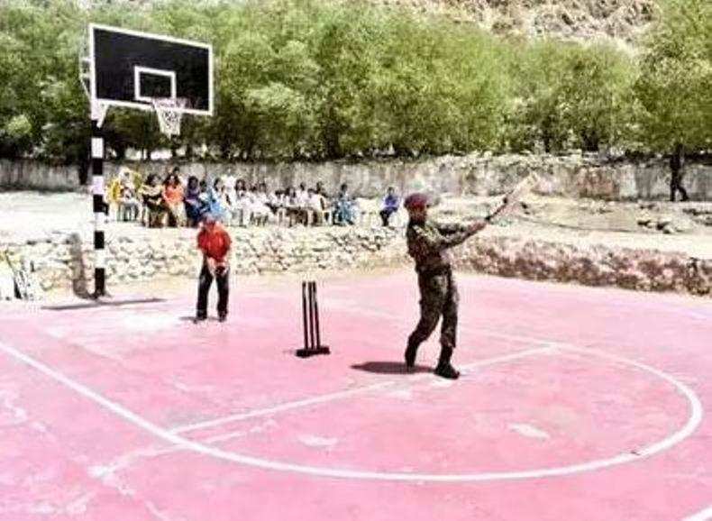 धोनी ने लेह में बच्चों के साथ खेली क्रिकेट, फोटो वायरल