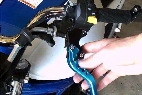 बाइक के क्लच टूटने पर करें ये उपाय, चल पडेगी आपकी बाइक