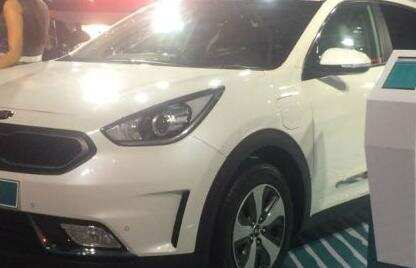 किआ ऑप्टिमा कार मॉडल को ऑटो एक्सपो में प्रदर्शित किया गया