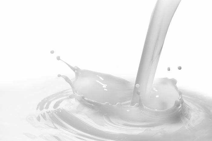 क्या कच्चा दूध पीना हो सकता है इंसान के लिए ख़तरनाक