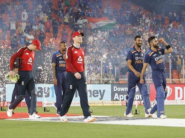 Ind vs Eng, 3rd T20I: कप्तान कोहली ने जड़ा अर्धशतक, भारत ने इंग्लैंड को दिया 157 रनों का लक्ष्य