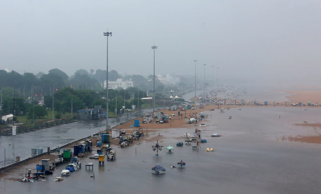 Cyclone Nivar: तमिलनाडु-पुडुचेरी से गुजरा चक्रवात, कई इलाकों में भरा पानी….