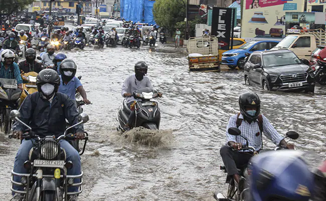 Heavy Rain in Hyderabad: हैदराबाद में भारी बारिश से हाहाकार, सड़कों पर बाढ़ के हालात, 11 लोगों की मौत