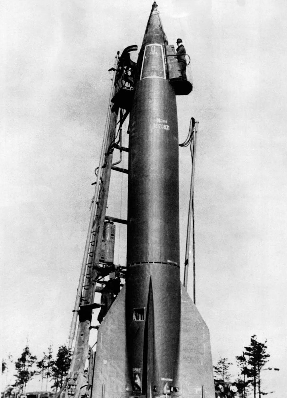 3 अक्टूबर  को जर्मन ए 4 रॉकेट का पहला सफल परीक्षण लॉन्च  हुआ 