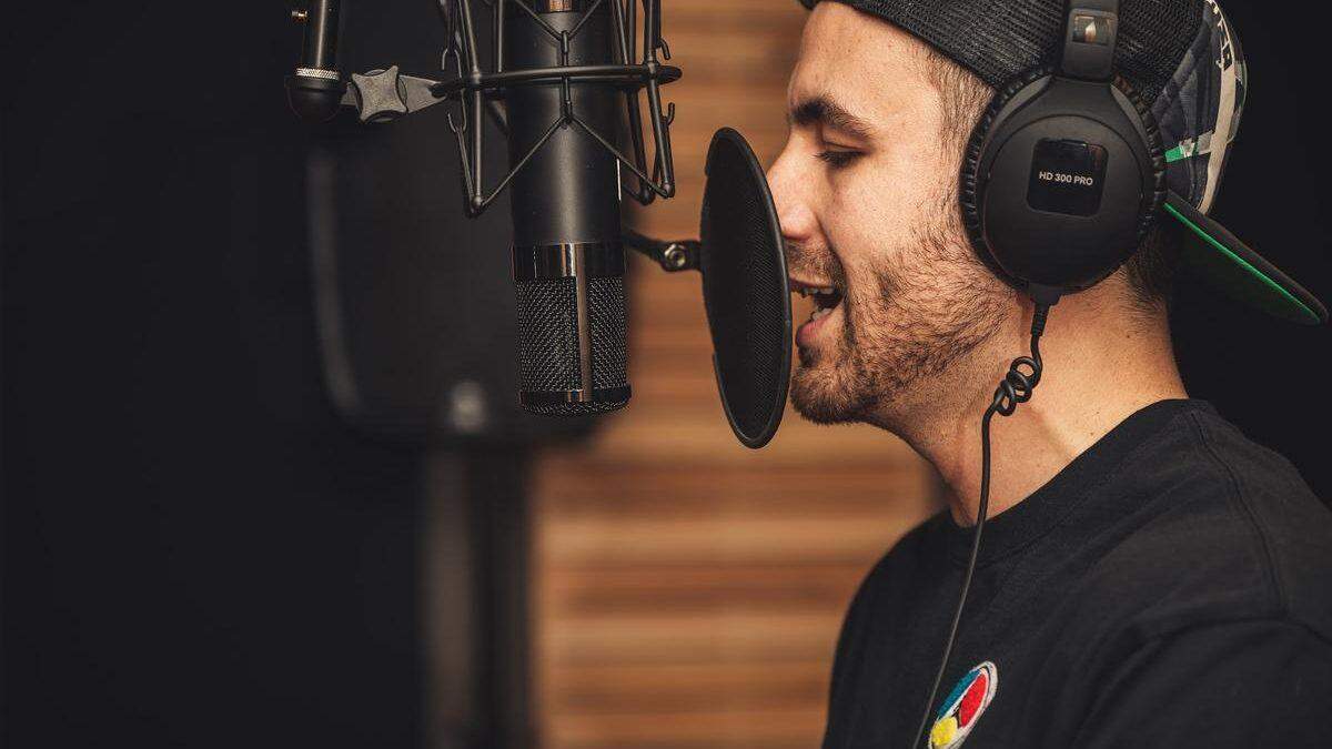 गायक हेडफोन क्यों पहनते हैं? क्या आप जानते हैं