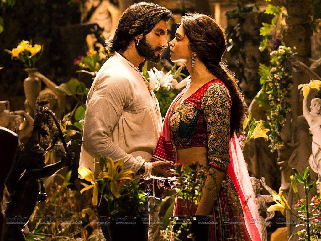 क्रू मेंबर ने किया खुलासा, फिल्म ‘रामलीला’ में कट बोलने के बाद भी KISS करते रहे दीपवीर