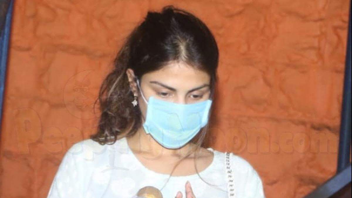 Rhea Chakraborty bail plea rejected: जेल में ही रो पड़ी रिया जब पता चला जमानत याचिका को कोर्ट ने किया खारिज