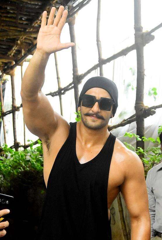 अभिनेता रणवीर सिंह ने दिखाई अपनी मस्कुलर बॉडी, फोटोग्राफर्स के लिए सामने दिए पोज