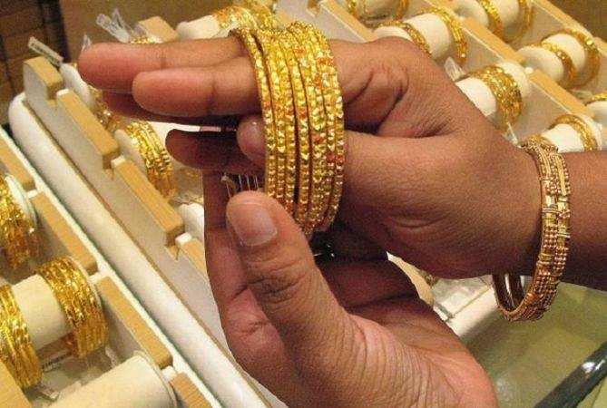 राशिनुसार हाथ में अंगूठी या कड़ा पहनने के फायदे नुकसान