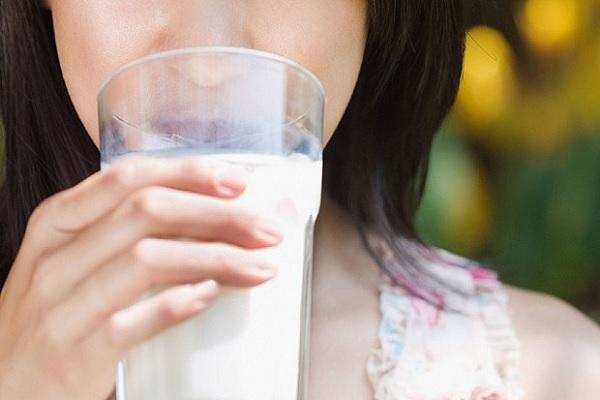 दूध पीने के बाद भूलकर भी ना करें इन खाद्य पदार्थों का सेवन, बढेगा हृदय औऱ त्वचा विकारों का खतरा