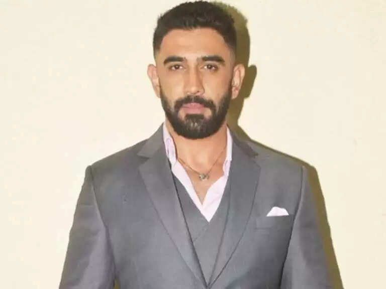 Amit Sadh decides to go offline from social media amid pandemic; urges people to help daily wage workers
