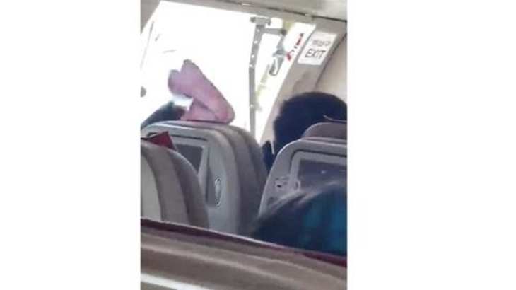South Korea में लैंडिंग से पहले विमान का दरवाजा खुला, एक यात्री हिरासत में