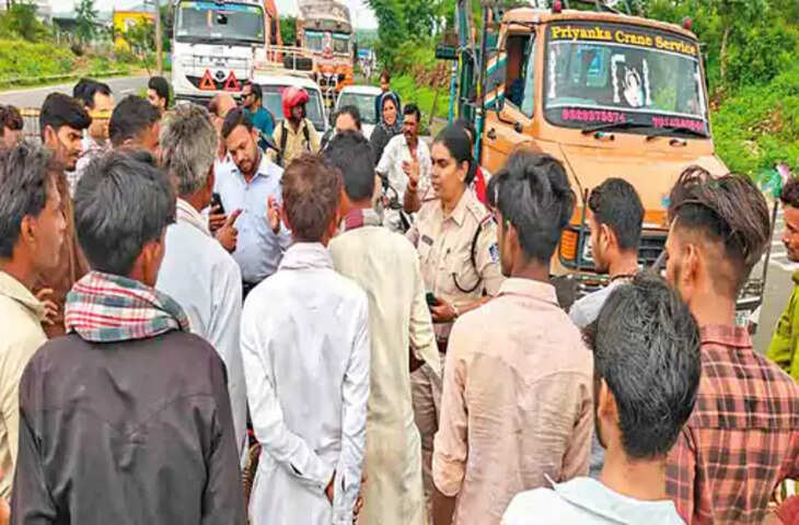 यूरिया के लिए तीन दिन से भटक रहे किसानों का फूटा गुस्सा, बैरिकेड और बाइकें सड़क पर रखकर लगाया जाम