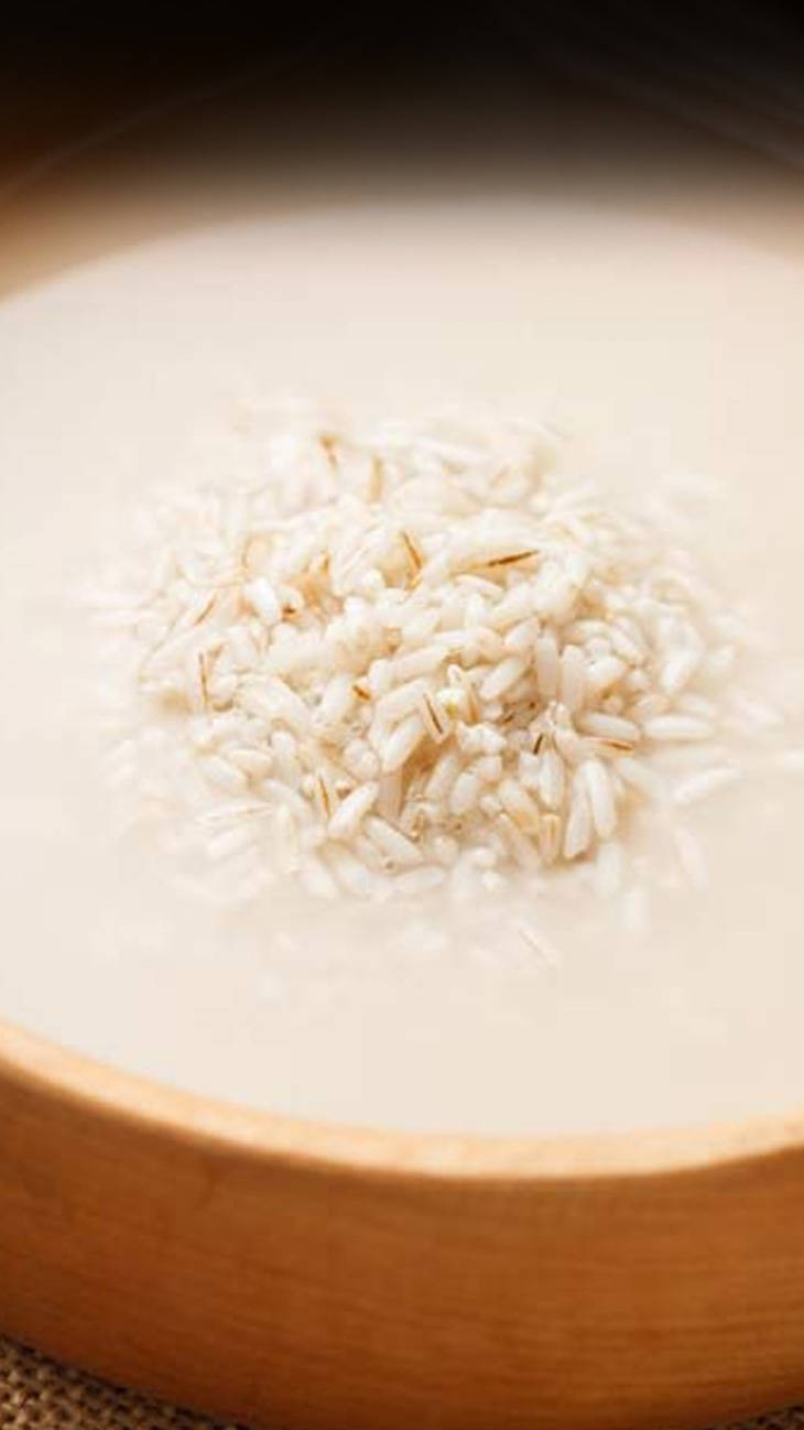 अगर आपकी स्किन ऑयली है तो आपके लिए चावल का पानी फायदेमंद हो सकता है। इसके लिए चावल के पानी को कॉटन पैड के सहारे अगर स्किन पर थपथपया जाए तो,  सुपर ऑयली स्किन को मैटिफाई करने में मदद मिल सकती है।