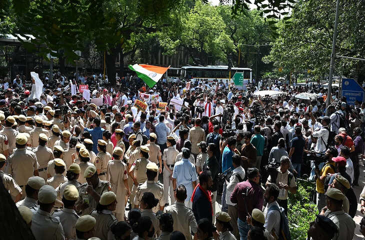 विपक्ष का हल्लाबोल, चौथा दिन: PM हाउस और राष्ट्रपति भवन घेराव की तैयारी, CEC के घर-दफ्तर पर कड़ा पहरा