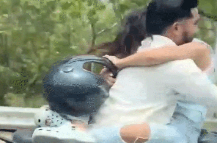 Viral Video: गरबा करने निकले लड़के-लड़की ने बाइक पर बनाया वीडियो, वायरल होने की कोशिश पर सोशल मीडिया में चर्चा