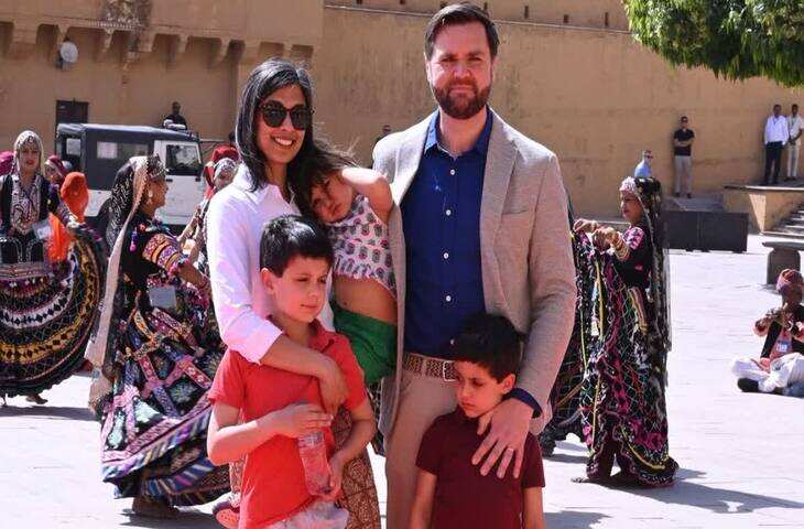 अमेरिकी उपराष्ट्रपति आज सिटी पैलेस घूमेंगे, वीडियो में देखें सपरिवार ताजमहल देखने पहुंचे आगरा