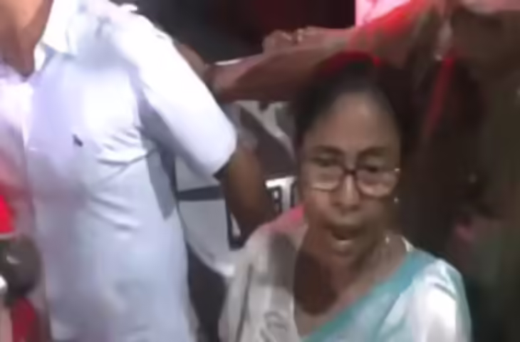&lsquo;3 बजे से हमें पीटा जा रहा है&rsquo;: चुनाव नतीजों के बीच ममता बनर्जी का बड़ा आरोप
