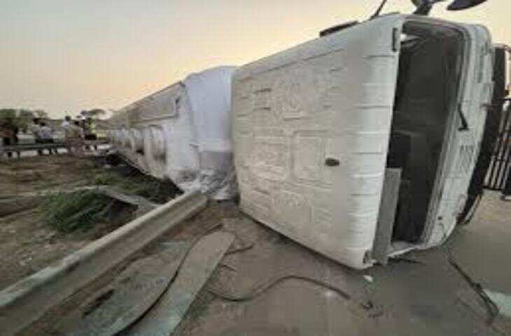 प्रतापगढ़ में एथेनॉल टैंकर पलटा, ग्रामीणों ने बहते केमिकल को इकट्ठा किया; बड़ा हादसा टलते-टलते बचा