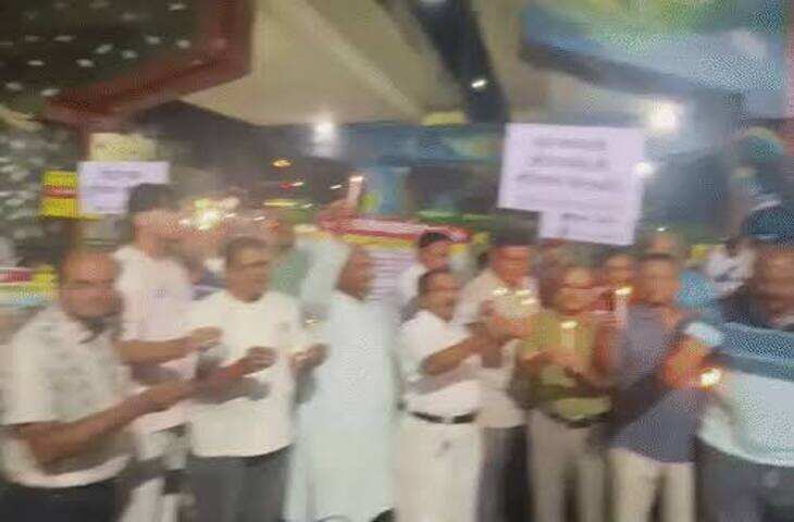 अंडरग्राउंड मेट्रो के विरोध में सड़क पर उतरे रहवासी, कैंडल मार्च निकालकर जताया विरोध