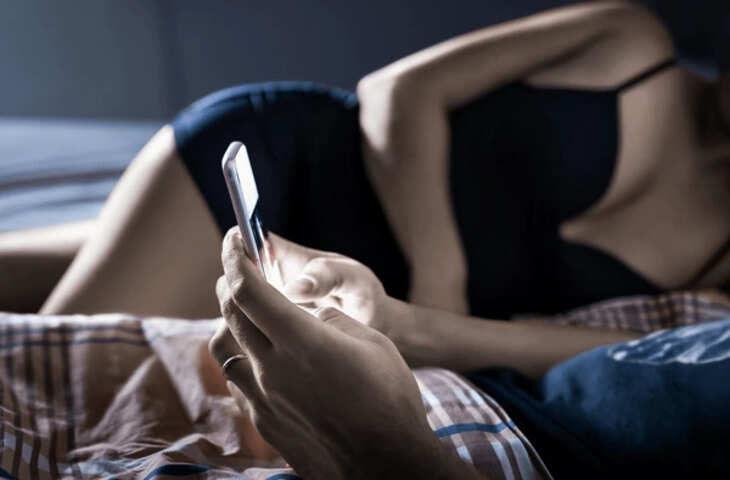 Smartphone Impact on Birth Rate: दुनियाभर में कम हो रही जन्म दर के पीछे क्या है मोबाइल की लत? चौंकाने वाला खुलासा