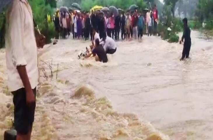 तेज बहाव में फंसा बाइक सवार, देवदूत बनकर पहुंचा परिवार, दुपट्टे से ऐसे बचाई जान