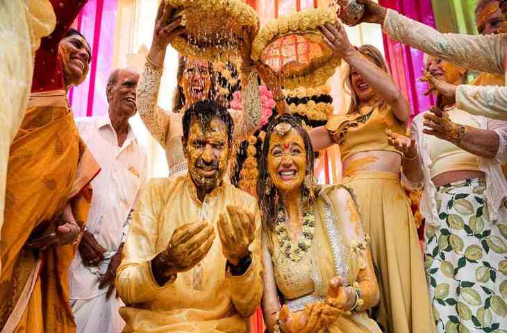 शादी की हल्दी रस्म के बाद दूल्हा-दुल्हन को बाहर जाने की मनाही क्यों? परंपराओं और विज्ञान दोनों के आधार पर जाने दोनों कारण 