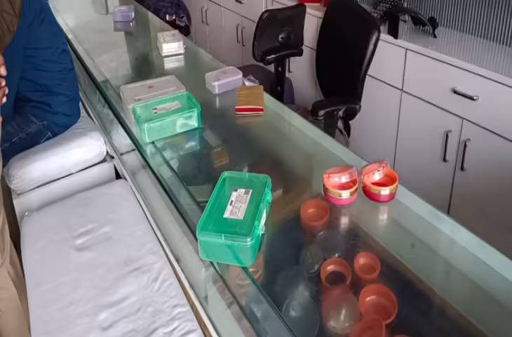 तिजोरी काटने में नहीं हुए कामयाब, तो सेल्फ से उडाये जेवरात...चोरों ने तसल्ली से वारदात को दिया अंजाम, किसी को नहीं हुई भनक