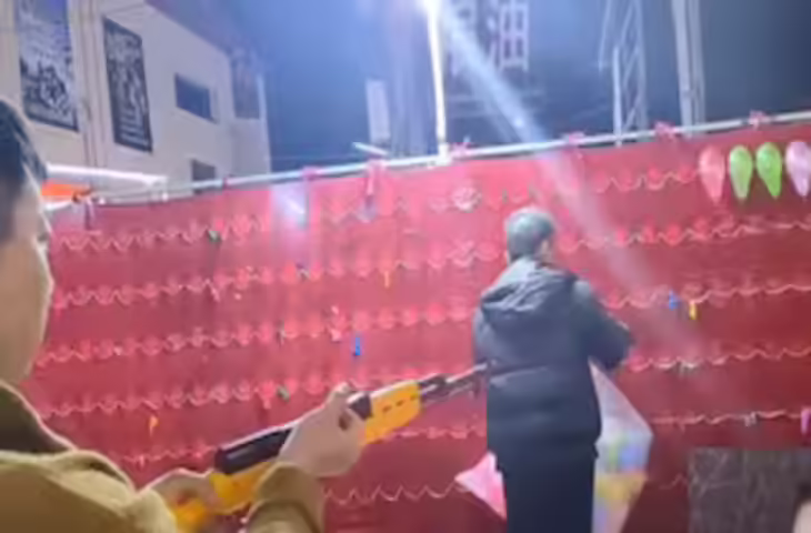 मेले में शख्स ने दिखाया गजब का निशाना, एक के बाद एक टारगेट हिट करता देख लोग बोले - 'इसे ओ ओलम्पिक में होना चाहिए&nbsp;