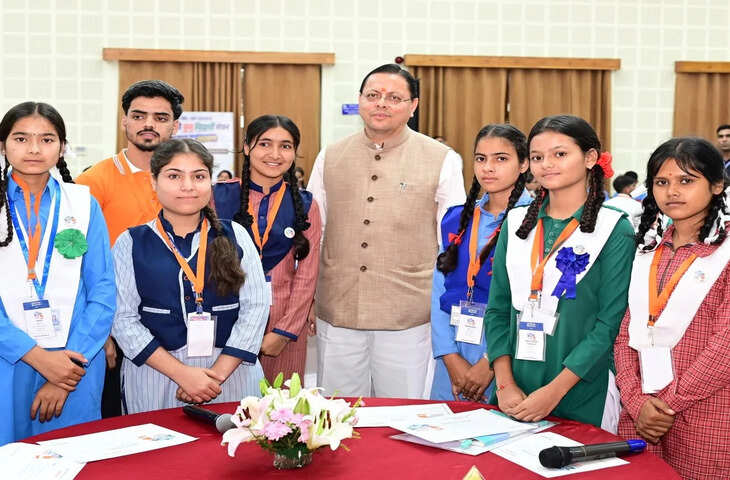 सरकारी स्कूलों के 10वीं-12वीं के छात्रों को मिलेगा टैबलेट का पैसा, CM धामी का बड़ा ऐलान