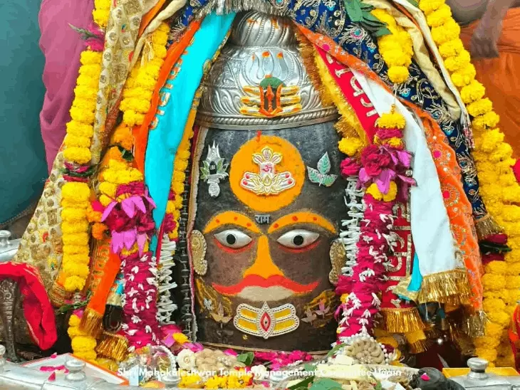 भस्म आरती में राजा स्वरूप में सजे महाकाल: भांग-ड्रायफ्रूट, फूलों, रजत मुकुट-चंद्र से हुआ भव्य श्रृंगार