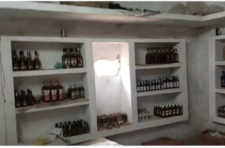 दीवार तोड़कर शराब की दुकान में घुसे चोर, 70 हजार रुपए नकद और ढाई लाख की शराब ले गए: CCTV का DVR भी उखाड़कर ले गए