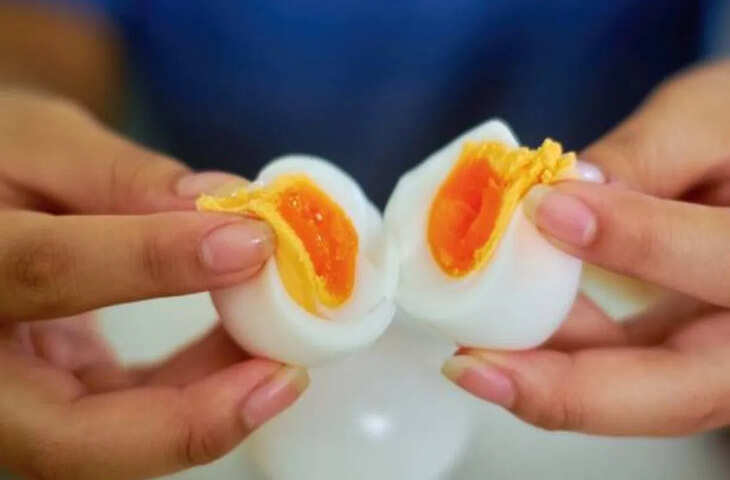 सोशल मीडिया पर वायरल हुआ अंडे में प्लास्टिक जैसी चीज़ का वीडियो, लोगों में खलबली