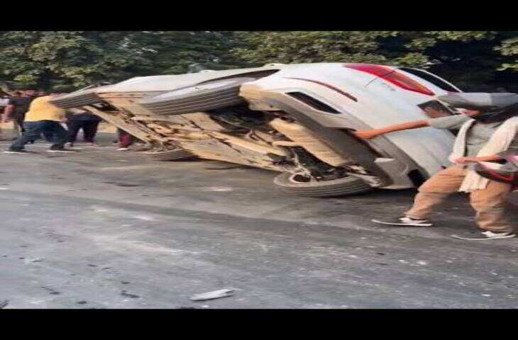 Greater Noida में Audi और Glanza की जोरदार टक्कर, सड़क पर पलटी कार; वायरल हुआ VIDEO