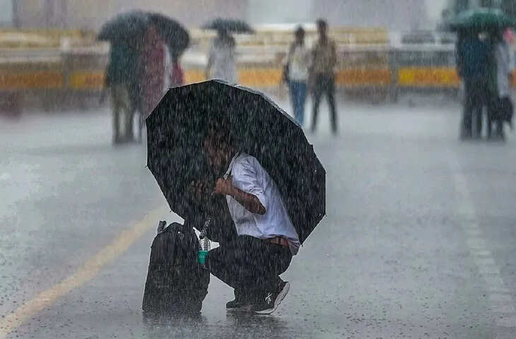 IMD Rain Alert: देश के 16 राज्यों में आज भारी बारिश की चेतावनी, दिल्ली-NCR और उत्तर प्रदेश समेत इन राज्यों में बिगड़ सकता है मौसम