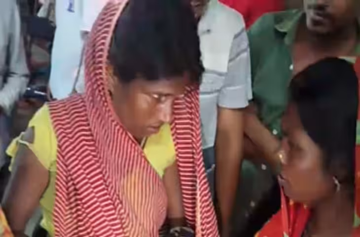 भदोही में इंसानियत पर सवाल! अस्पताल के बाहर सड़क पर महिला की डिलीवरी, वीडियो वायरल