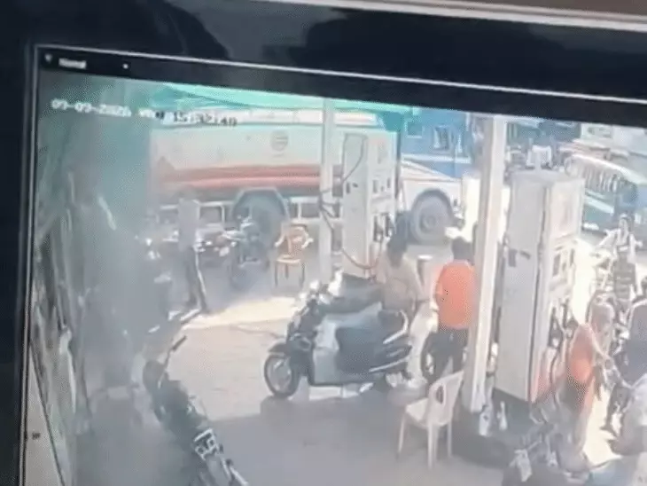 ग्वालियर पेट्रोल पंप अग्निकांड की वजह आई सामने: टैंकर से पेट्रोल शिफ्टिंग के दौरान बना वैक्यूम, बाइक की चिंगारी से भड़की आग