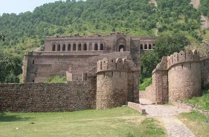 एक साधु के श्राप से तबाह हो गई थी ये जगहें, रात को लगता हैं भूतों का बाजार, इस कारण दुनियाभर में हैं मशहूर टूरिस्ट स्पॉट