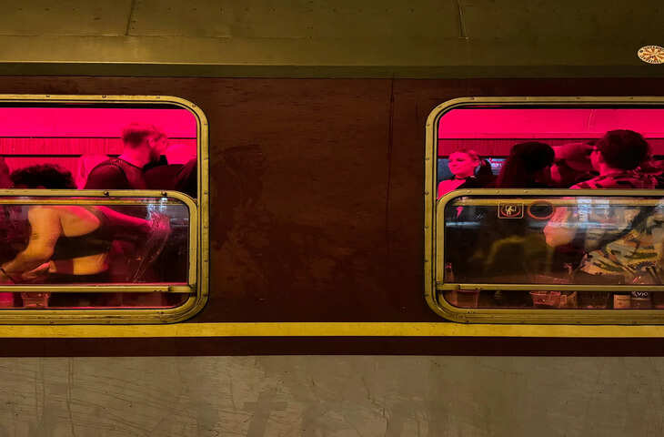 जर्मनी की मेट्रो में ट्रेन को बना दिया नाइट क्लब, मुसाफिरों की मस्ती का Viral Video देख हर कोई हैरान&nbsp;