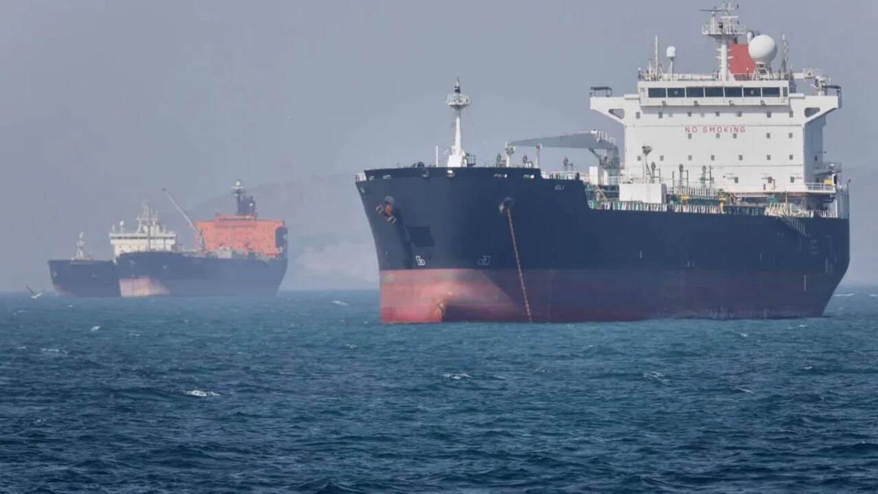 अमेरिका के पास घातक मिसाइलें खत्म! क्या Strait of Hormuz फिर खुलेगा? जानें ईरान-अमेरिका तनाव की लेटेस्ट अपडेट