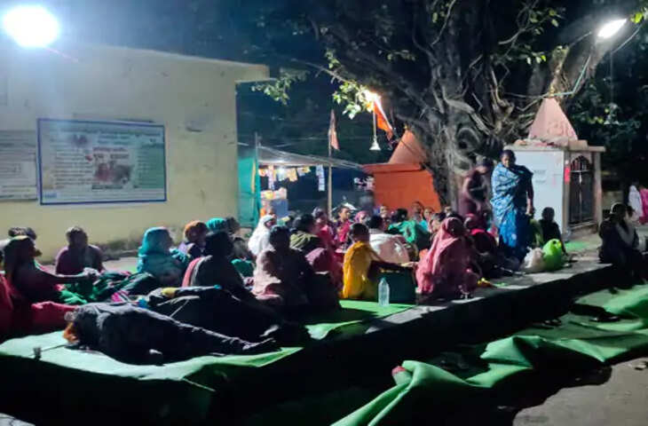 नर्मदापुरम में MDM बनाने वाली मातृशक्तियों की भूख हड़ताल: खुले आसमान के नीचे भजन गाकर गुजारी रात, बोलीं- मांगें पूरी होने तक जारी रहेगा आंदोलन